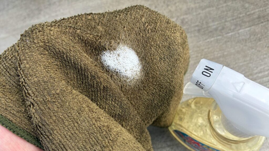 リンレイ 水アカスポットクリーナーをクロスに吹き付けた様子